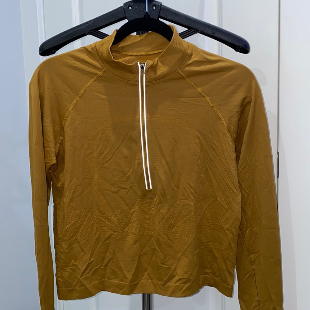 Lululemon workout full sleeve top - like new, worn once.